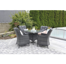 Záhradná scéna s ratanovým posedením so stolom a štyrmi stoličkami na terase.