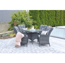 Záhradné sedenie so stolom a štyrmi stoličkami na terase