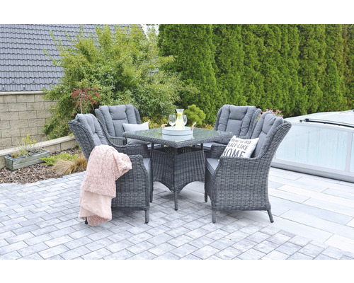 Záhradné sedenie so stolom a štyrmi stoličkami na terase