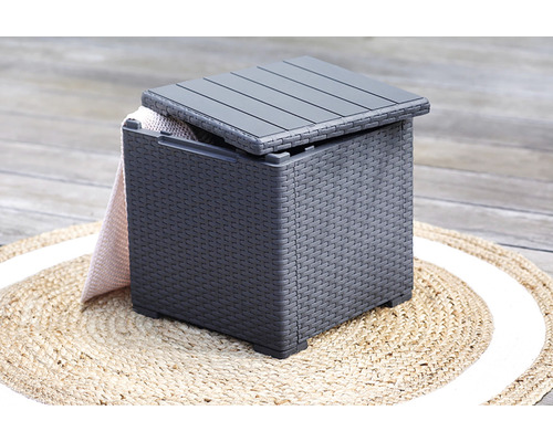 Sivá záhradná stolička s úložným priestorom a dekou