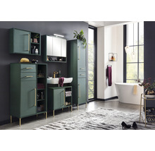 Kúpeľňa s umývadlom, zrkadlovou skrinkou, vysokou skrinkou a spodnou skrinkou v zelenej farbe so zlatými úchytkami a nožičkami