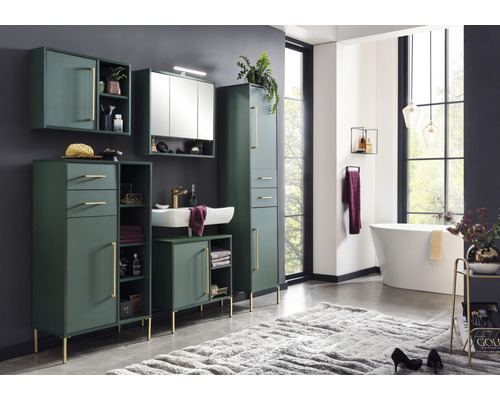 Kúpeľňa s umývadlom, zrkadlovou skrinkou, vysokou skrinkou a spodnou skrinkou v zelenej farbe so zlatými úchytkami a nožičkami