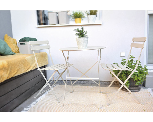 Balkónová scéna so záhradným stolom a dvoma stoličkami