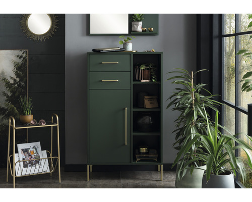 Scéna so zelenou skrinkou so zásuvkami a policami, zlatými úchytkami a nohami a dekoratívnymi predmetmi.