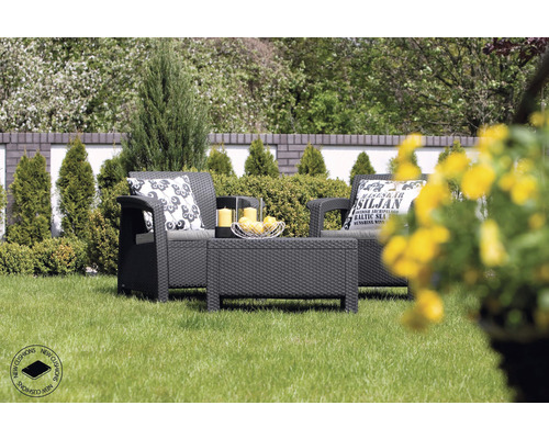 Záhradný nábytok so stolom a dvoma kreslami na trávniku