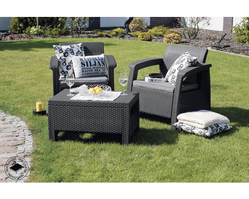 Záhradný nábytok s dvoma kreslami a stolom na trávniku