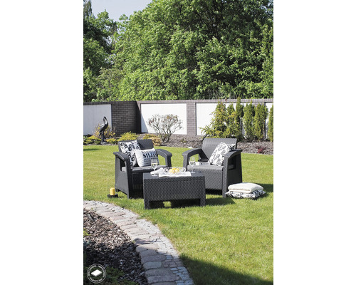 Záhradný nábytok so dvoma kreslami a stolom na trávniku