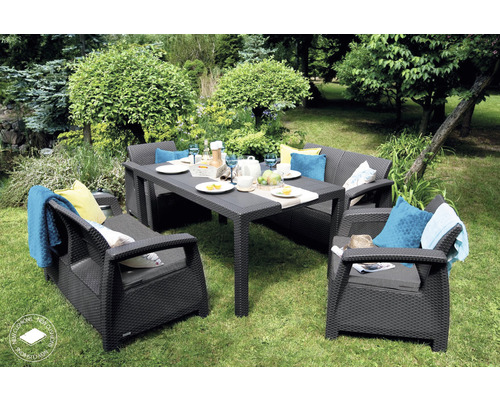 Záhradný nábytok so stolom, lavicou a stoličkami na trávniku