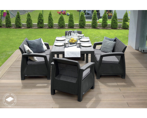 Súprava záhradného nábytku so stolom, stoličkami a sedákmi na terase