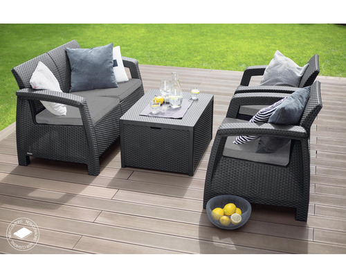 Záhradný nábytok so sedačkou, kreslom a stolom na terase