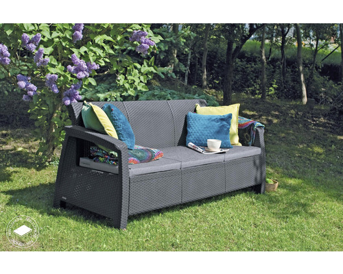 Záhradná lavica s vankúšmi a úložným priestorom v záhrade