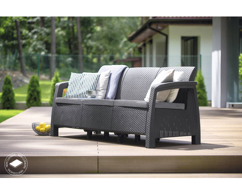 Trojmiestna záhradná pohovka s vankúšmi na drevenej terase