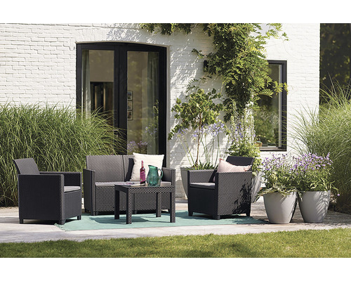 Záhradný nábytok so stoličkou, lavicou a stolom na terase