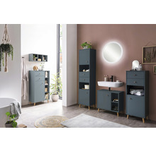 Kúpeľňa s umývadlom, zrkadlovou skrinkou, spodnou skrinkou, vysokou skrinkou a závesnou policou