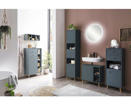 Kúpeľňa s umývadlom, zrkadlovou skrinkou, spodnou skrinkou, vysokou skrinkou a závesnou policou