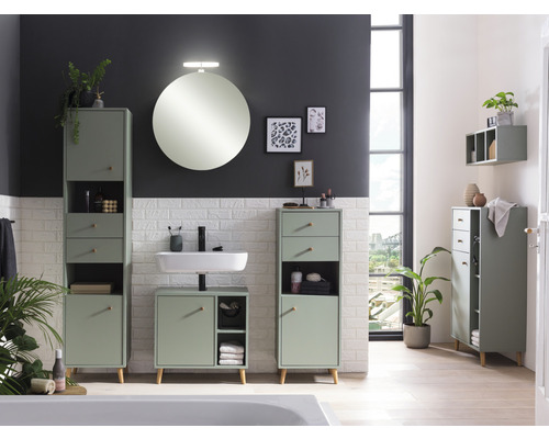 Kúpeľňa s umývadlom, zrkadlovou skriňou a vysokými skriňami