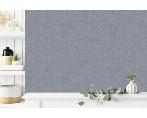 Detail šedej tapety s textilným vzhľadom v obývacej izbe