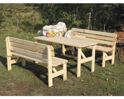 Záhradná scéna s dreveným stolom a dvoma drevenými lavicami