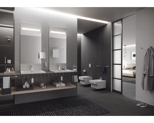 Moderná kúpeľňa s umývadlami, zrkadlami, toaletou a bidetom.