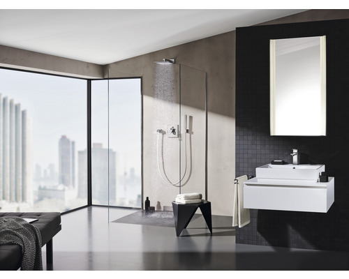 Moderná kúpeľňa so sprchou, umývadlom a zrkadlom