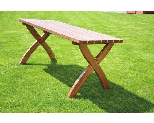 Drevený záhradný stôl s rámom v tvare X na trávniku