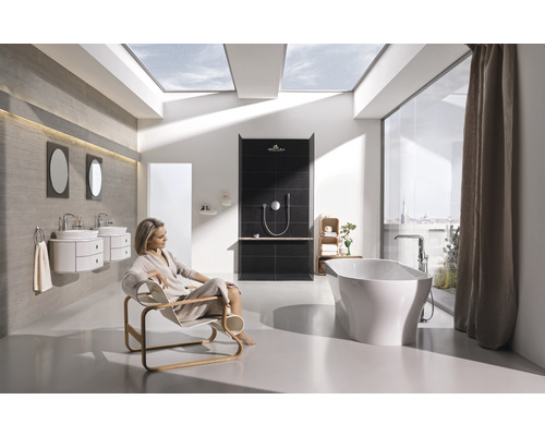 Kúpeľňa s vaňou, sprchou a umývadlami vo svetlom dizajne