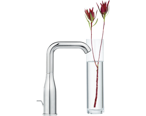 Kuchynská batéria s vysokým výtokom vedľa vázy s kvetmi