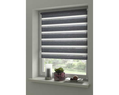 Okno so šedo-bielym pruhovaným dvojitým roletou na tienenie
