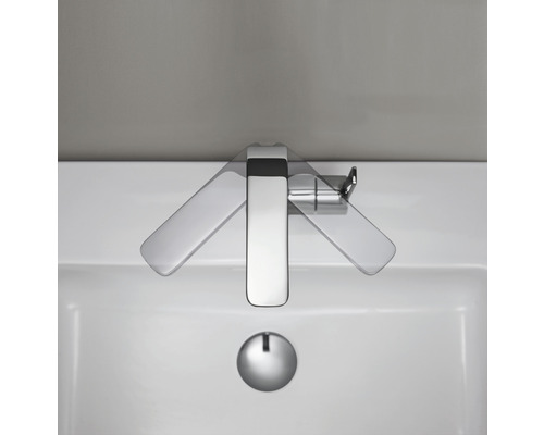 Fotografia umývadla s vodovodnou batériou, ktorá má otočné ovládacie prvky