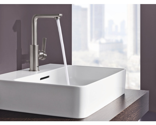 Umývadlo s vodovodnou batériou a tečúcou vodou v kúpeľni.