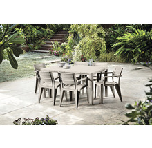 Štvorcový záhradný stôl s ôsmimi stoličkami na terase so záhradou