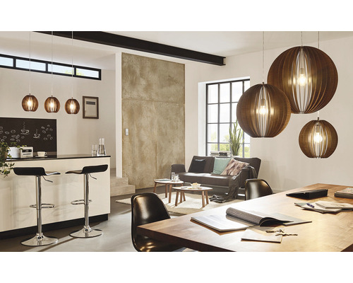 Svetlá obývacia izba s barom, pohovkou a drevenými závesnými svietidlami