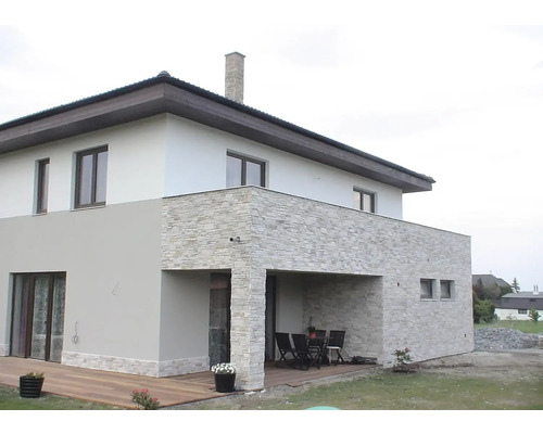 Exteriér dvojpodlažného domu s kamennou fasádou, terasou a drevenou podlahou