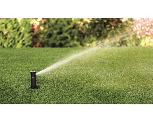 Zavlažovač trávnika zavlažuje trávnik
