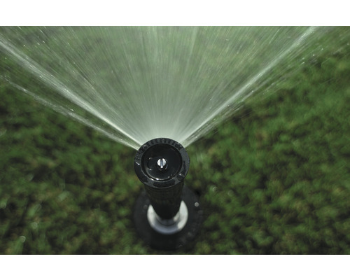 Zavlažovací systém s funkčným vodným postrekovačom