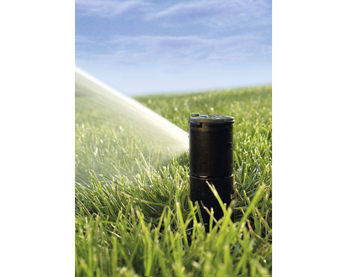 Zavlažovač zavlažuje trávnik