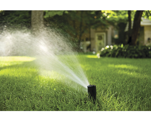 Zavlažovač zavlažuje trávnik