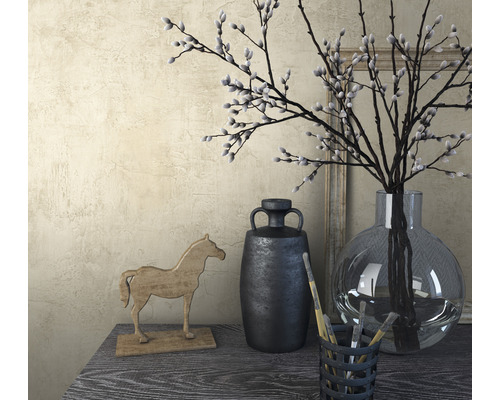 Dekoratívna scéna s vázou, dekoračným koňom a čiernou urnou na stole.