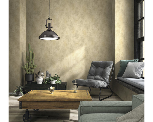 Obývacia izba so závesnou lampou, kreslom, konferenčným stolíkom a dekoráciou