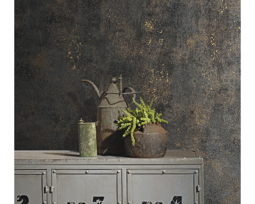 Dekoratívne zátišie scéna s rastlinou, džbánom a plechovkou na skrini pred vzorovanou stenou