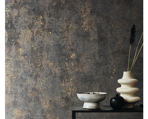 Dekoratívny interiér so štruktúrovanou tapetou, misou a vázami