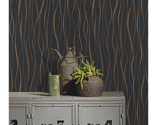 Dekoratívna tapeta so zakrivenými líniami v miestnosti