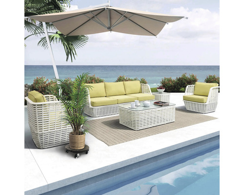 Scéna so súpravou terasového nábytku pozostávajúcou z pohovky, kresla, stola a slnečníka pri bazéne