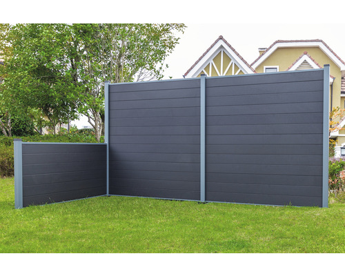 Záhradná scéna so sivým WPC plotom na zelenom trávniku