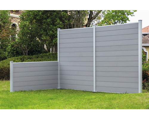 Drevený a kovový plot v záhrade