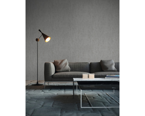 Obývacia izba s pohovkou, stojacou lampou a konferenčným stolíkom