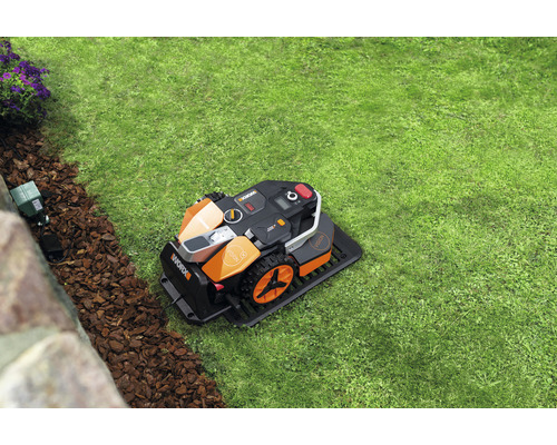 Logo Worx. Robotická kosačka na trávniku.