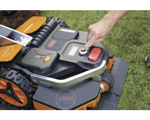 Obsluha robotickej kosačky na trávu.