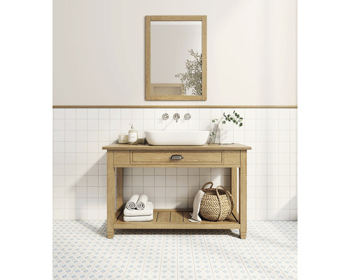 Kúpeľňa s umývadlovou skrinkou, umývadlom na dosku a zrkadlom