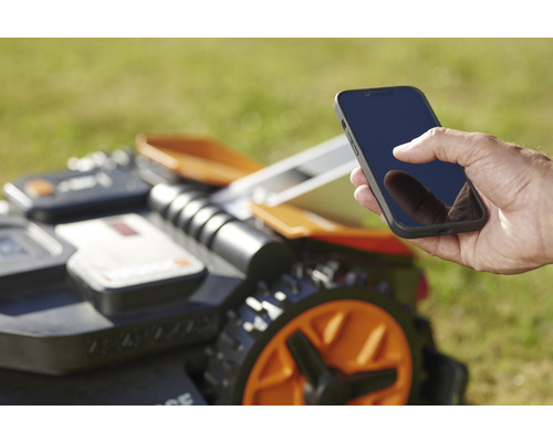 Robotická kosačka je ovládaná chytrým telefónom.